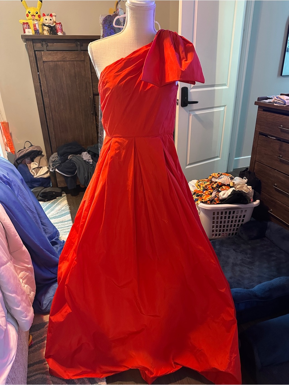 Bow One-Shoulder Gown
Donna Karan New York